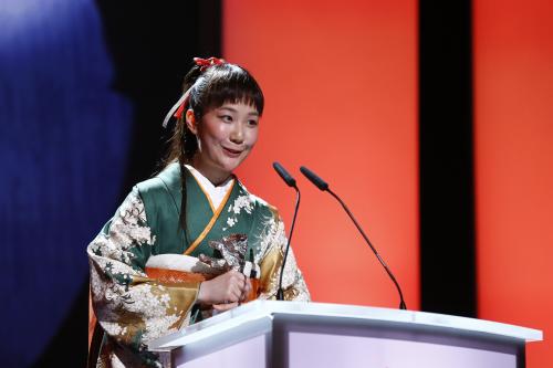 ベルリン国際映画祭で最優秀女優賞を受賞し、スピーチする黒木華