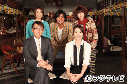 「続・最後から二番目の恋」の主要キャスト。（前列左から）中井貴一、小泉今日子、（後列左から）飯島直子、坂口憲二、内田有紀