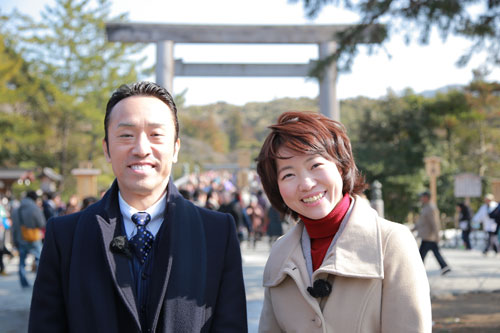 ドラマのヒット祈願で伊勢神宮を訪れたイモトアヤコと筧利夫（Ｃ）日本テレビ