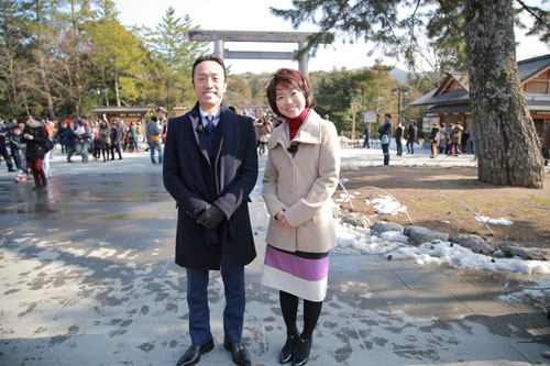 ドラマのヒット祈願で伊勢神宮を訪れたイモトアヤコと筧利夫（Ｃ）日本テレビ