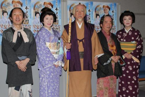 「コメディ　水戸黄門」公開リハーサルに登場した（左から）坂田利夫、森昌子、西川きよし、池乃めだか、末成由美