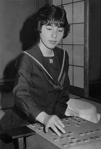 １９８３年３月、駒を動かす１５歳の林葉直子