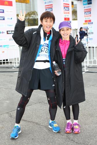 東京マラソンのゴール後、笑顔を見せる野々村真（左）と俊恵夫妻