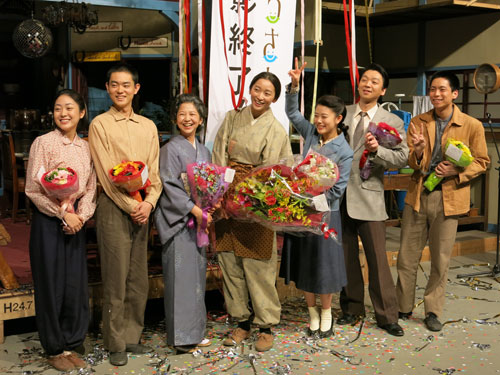 「ごちそうさん」がクランクアップし、出演者とともに笑顔を見せる杏（左から４人目）