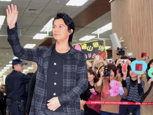 台北・松山空港に到着した際、ファン５００人の熱烈歓迎を受けた福山雅治