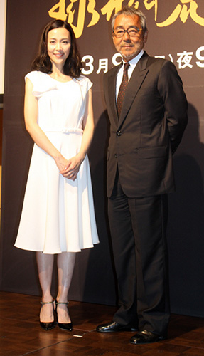 ドラマ「球形の荒野」の会見に出席した木村佳乃（左）と寺尾聰