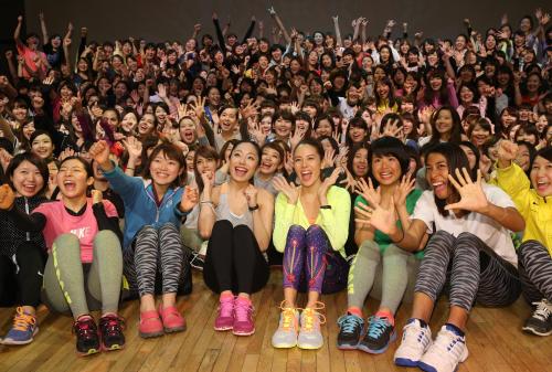 参加者とフォトセッションを行う安藤美姫さん（前列中央左）と道端ジェシカ（同右）