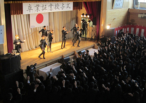 メンバーＥＬＬＹの母校、青森県立三沢高校の卒業式でサプライズライブを行った「三代目Ｊ　Ｓｏｕｌ　Ｂｒｏｔｈｅｒｓ」