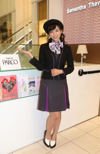 渋谷パルコのキャンペーンモデルを務める吉木りさはインフォメーションガールの衣装でポーズを決める