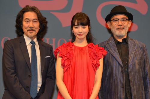 映画「渇き。」の舞台あいさつを行った（左から）役所広司、小松菜奈、中島哲也監督