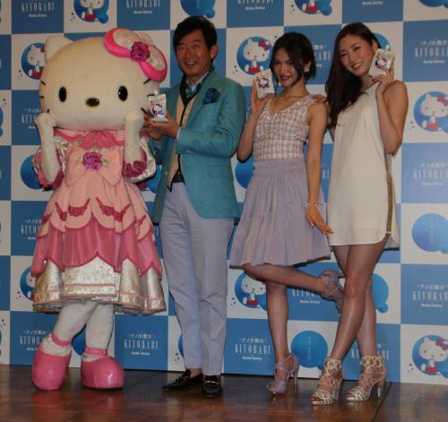 「ＫＩＹＯＲＡＢＩ　ハローキティの水素水」発売記念イベントに登場した（左から）キティちゃん、石田純一、水沢アリー、ソンミ。