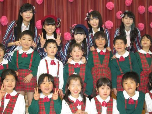 幼稚園で新曲「桜、みんなで食べた」の発売イベントを行ったＨＫＴ４８（後列左から）指原莉乃、矢吹奈子、田中美久、宮脇咲良、松岡菜摘