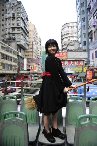 映画「魔女の宅急便」のキャンペーンで香港を訪れ、名物の二階建てバスで市内を周遊する小芝風花