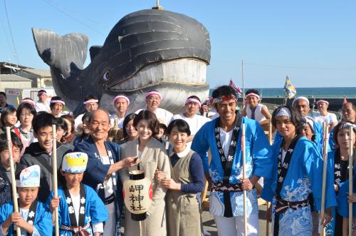 千葉県和田町でロケを行った（左から）笹野高史、竹内結子、吉永小百合、阿部寛とエキストラら