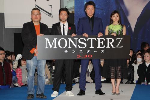映画「ＭＯＮＳＴＥＲＺ　モンスターズ」完成報告イベントに出席した（左から）中田秀夫監督、山田孝之、藤原竜也、石原さとみ