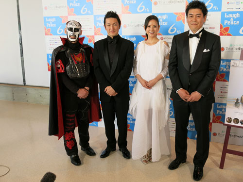 会見で笑顔をみせる（左から）鉄拳、中村獅童、小西真奈美、竹永典弘監督
