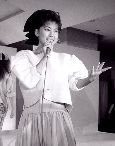「ＷＡＫＵ　ＷＡＫＵさせて」を歌っていた１９８６年当時の中山美穂