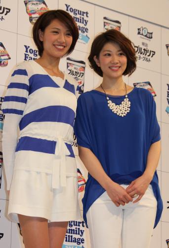 「ヨーグルト　ファミリー・ヴィレッジ２０１４」オープニングイベントに登場した浅尾美和（左）と潮田玲子