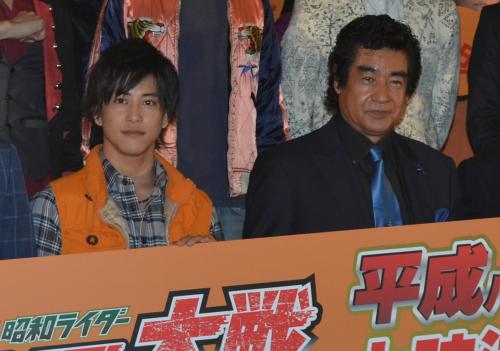 映画「仮面ライダー大戦」初日舞台あいさつに出席した、ライダー１号の藤岡弘、と仮面ライダー鎧武の佐野岳