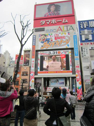 「笑っていいとも！」終了を控え、スタジオアルタが入る新宿アルタ前ではタモリのイラストの写真を撮る多くのファンの姿が見られた