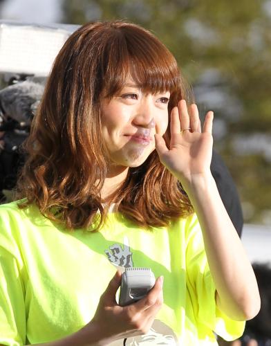 ３月３０日、荒天のために公演が中止となり、サプライズでファンの前に姿を現した大島優子は目を潤ませながらあいさつする