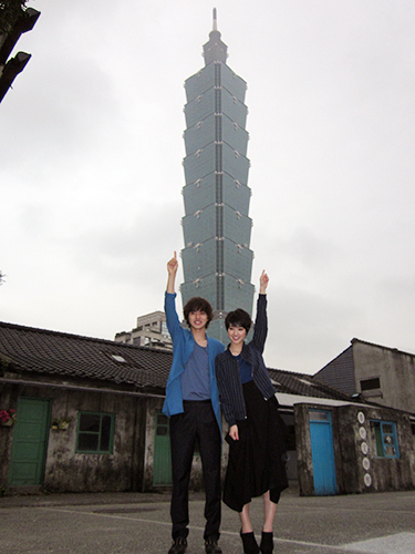 主演映画「Ｌ　ＤＫ」のキャンペーンで台湾を訪れ、ランドマークの「台北１０１」の前で記念撮影する剛力彩芽と山崎賢人