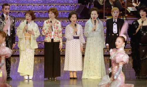 宝塚歌劇の１００周年を記念して開かれた「夢の祭典」のフィナーレで、「すみれの花咲く頃」を歌う八千草薫（中央）ら往年のスターたち