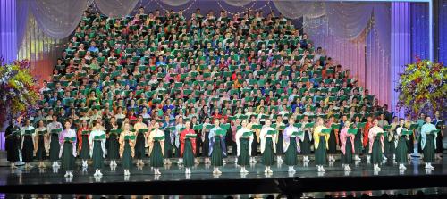 宝塚歌劇１００周年記念式典で祝典大合唱をする現役生
