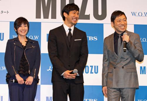 笑顔をみせる（左から）真木よう子、西島秀俊、香川照之