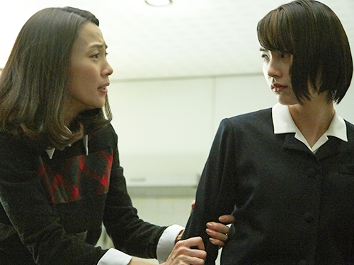 映画「ホットロード」で不良少女の主人公、能年玲奈（右）の母親を演じる木村佳乃