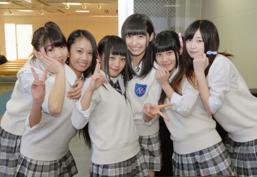 上野アメ横アイドル劇場のイベントに出演した富山県の「Ｖｉｅｎｏｌｏｓｓｉ（ビエノロッシ）」。グループ名は、同県特産のシロエビを逆から読んでアレンジした