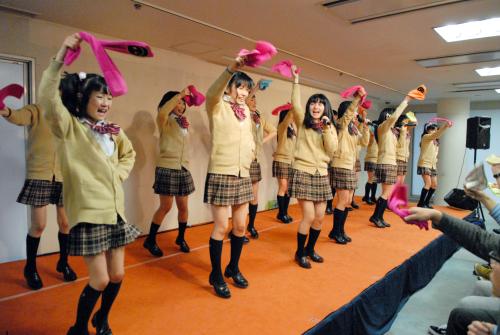 本拠地の上野アメ横アイドル劇場でパフォーマンスを披露する「スマイル学園」
