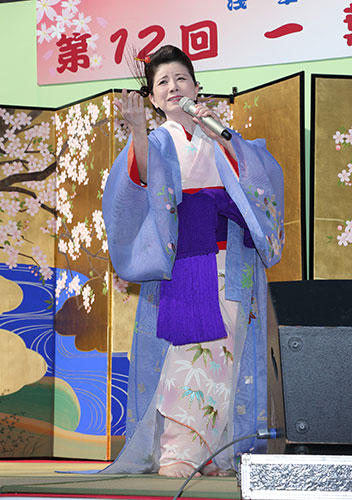 １０００万円の豪華衣装で新曲を熱唱する森昌子