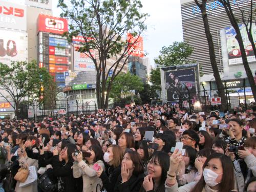 ロックバンド「ＰＩＥＲＲＯＴ」が復活を発表した新宿アルタビジョンの周辺には７０００人のファンが集結