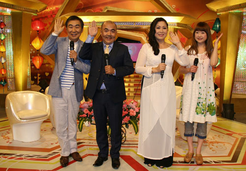 ベトナム版「新婚さんいらっしゃい！」の司会者２人と現地で初対面した桂文枝（左）と山瀬まみ（右）