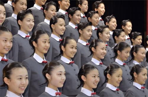 宝塚音楽学校の入学式で、記念写真に納まる新入生