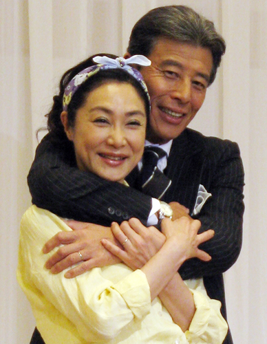 ＴＢＳ系ドラマ「なるようになるさ。」で夫婦役を演じる舘ひろしと浅野温子