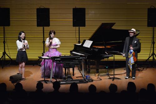 平沼有梨（中央）の公演にゲスト出演した鈴木明子さん（左）