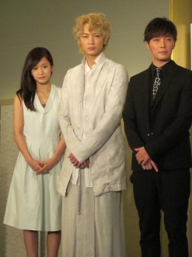 舞台「太陽２０６８」の製作発表を行った（左から）前田敦子、綾野剛、成宮寛貴