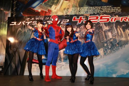 スパイダーマンとポーズを決める（左から）秋山美穂、橋本環奈、四宮なぎさ
