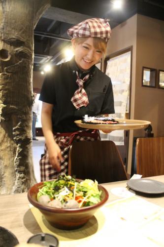 ＡＫＢ４８内田眞由美がオーナーを務める焼き肉店「ＩＷＡ」で「岩サラダ」を提供する内田