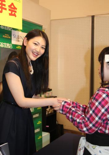 初の写真集「ＡＹＵＲＩ」発売記念イベントでファンと握手する今野鮎莉
