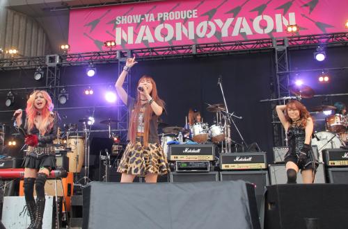 女性ロックフェス「ＮＡＯＮのＹＡＯＮ　２０１４」で寺田恵子（左）、杏子（右）とのコラボステージを披露する中川翔子