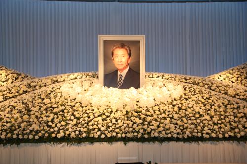 白い花に囲まれた宇津井健さんの祭壇