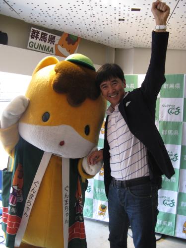 東京・東銀座にある群馬県のアンテナショップ「ぐんまちゃん家」でトークショーを行った小森谷徹。左は群馬県のマスコットキャラクター、ぐんまちゃん