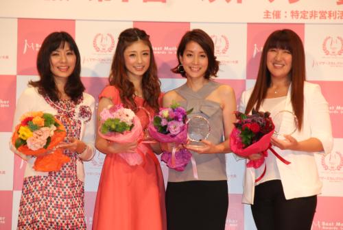 「第７回　ベストマザー賞」授賞式に登場した（左から）小室淑恵氏、小倉優子、内田恭子、北斗晶