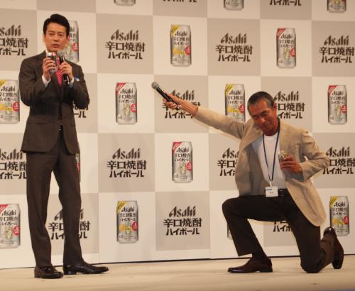 「アサヒ　辛口焼酎ハイボール」新ＣＭ記者発表会で、唐沢寿明（左）にひざまずいてマイクを向ける柳葉敏郎