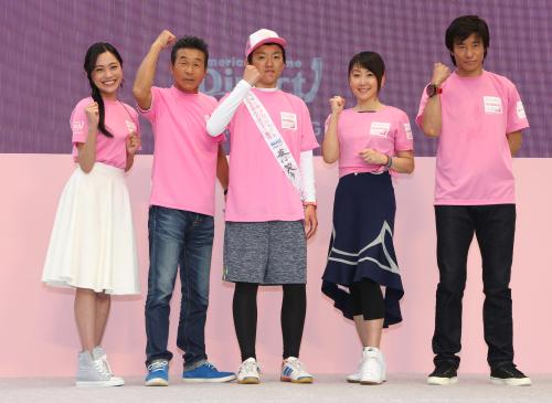 「みんなのＭＡＥＭＵＫＩ駅伝」に気合を見せる（左から）小沢真利奈、間寛平、第一走者の石島翔太さん、東ちづる、中山雅史