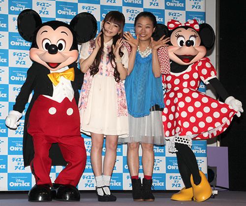 「デア・トゥ・ドリーム～絶対にあきらめないプリンセスたちの物語～」開催記者発表会に出席した（左から）ミッキーマウス、中川翔子、いとうあさこ、ミニーマウス