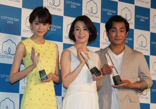 「コットン　ＵＳＡ　アワード　２０１４」授賞式に登場した（左から）桐谷美玲、檀れい、片岡愛之助